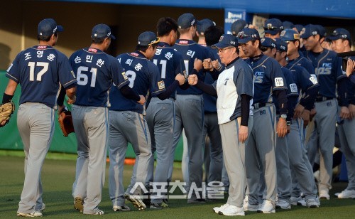 한화 김경문 감독, 7회말 LG전서 심판에 항의하여 눈길 열정 넘치는 모습