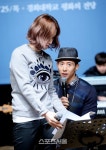 [SS포토] 브라이언-거미 공연 준비하는 연습실 풍경 그대로