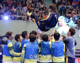 [SS포토]홍명보 자선축구, 병지 감독님의 최고령 출장 축하해요
