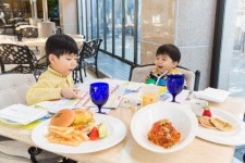 "책 인 호텔" 리츠칼튼, 아동도서 대여해주는 '커넥트 위드 유' 패키지 출시