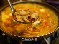 [고기박사 최계경의 육도락 기행]뜨거운 인생의 맛이 담뿍 담긴 곱창전골, 인사동 종가집
