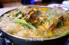[고기박사 최계경의 육도락기행]심신이 모두 넉넉해지는 응암동 감자국 골목 불맛감자국