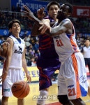 [SS포토] 전자랜드 레더, 공 떠났는데 왜 이래~?