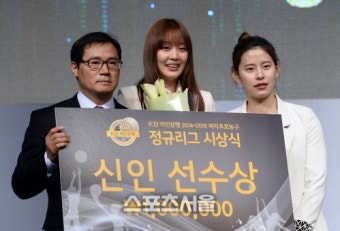 [SS포토]여자프로농구 시상식, 하나외환 신지현 '신인선수상 이어받았어요!'