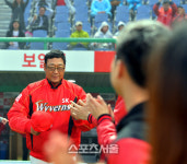 [SS포토]SK 개막전 입장하는 그라운드의 신사 김용희 감독