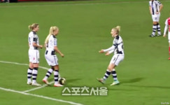 [영상]여자축구 선수들의 기막힌 트릭, 동료와 다투는 척하다가...