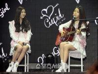 [SS포토]오마이걸  승희 효정, 통기타에 듀엣까지 준비했더니