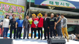 전통시장 일주 태진아-강남 태평시장 방문...생선, 분식점 상인 변신 시장 마비
