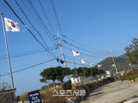 완도군 소안면 훼손된 태극기 방치..관리소홀 눈총