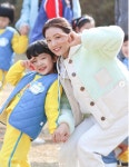 지현우 보고있나... 7세 매너남 서우진, 햇빛 닿을라 이세희 손가리개[★SNS]