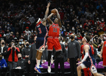 시카고 불스 드마 드로잔 NBA 사상 첫 백투백 버저비터 성공