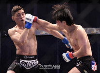 주먹을 교환하는 이승철과 권민수, 결과는 이승철의 TKO승! [포토]