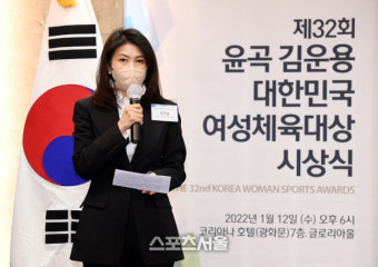 [포토]윤곡 김운용 여성체육대상 공로상 수상 소감 밝히는 박지영 부회장