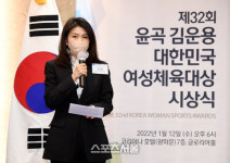 [포토]윤곡 김운용 여성체육대상 공로상 수상 소감 밝히는 박지영 부회장