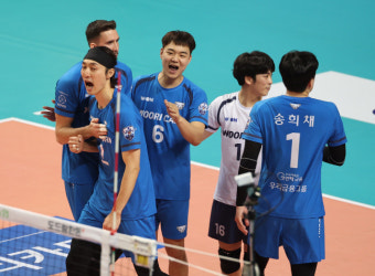 'V리그 선두경쟁 우리도 끼워줘!' 8연승 폭주기관차 우리카드
