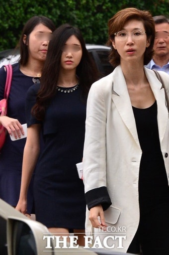 [TF포토] 노소영 관장, '딸들과 정몽준 가 결혼식 참석'