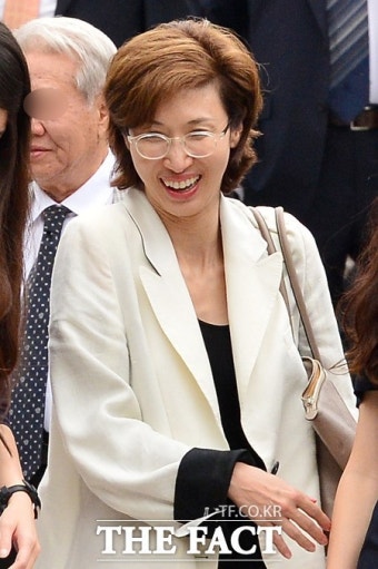 [TF포토] '최태원 부인' 노소영 관장, 정몽준 딸 결혼식 참석 후 함박웃음