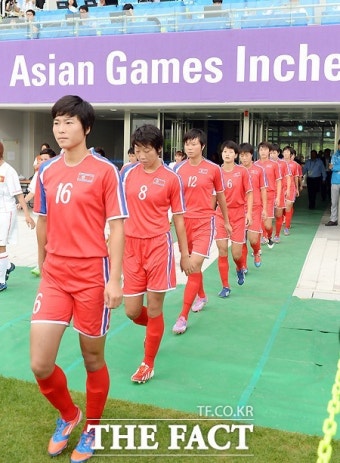 [TF포토] 경기장 들어서는 북한 여자 축구 대표팀