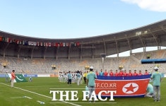 [TF포토] 북한 남자 축구, 파키스탄 잡고 16강 가자