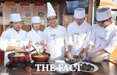 [TF포토] 우리 농산물로 먹거리 만드는 이동필 장관