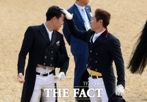 [TF포토] 황영식, 김동선 머리 만져 주는 매너손