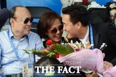 [TF포토] 은메달 김동선 부모님과 정다운 대화