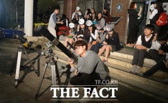 [TF포토] 개기월식, 옹기종기 기다리는 학생들~