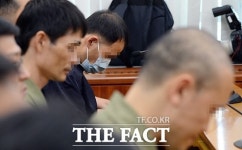 [TF포토] 국감 출석한 세월호 항해사, 고개 푹 숙인채