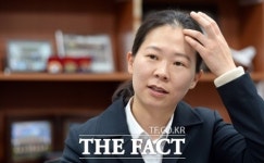 권은희더헤어 | [P-TODAY가 만난 사람] '10년째 올백머리' 권은희가 얻은 것과 잃은 것