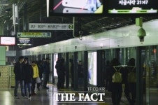 [TF 주말 사건사고] 지하철에 투신·임신부 병원 화장실서 사산