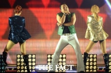 [TF포토] 싸이, 마더 파더 젠틀맨~