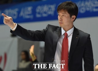 [TF포토] 초보감독 박수호 대행 '매서운 눈'