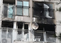 [TF포토] 양주 아파트 화재, 위층까지 타버린 흔적