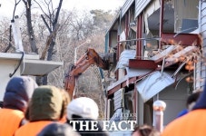 [TF포토] 철거되는 구룡마을 주민자치회관