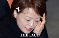 [TF포토] 상중에도 표결 참석한 진선미 의원