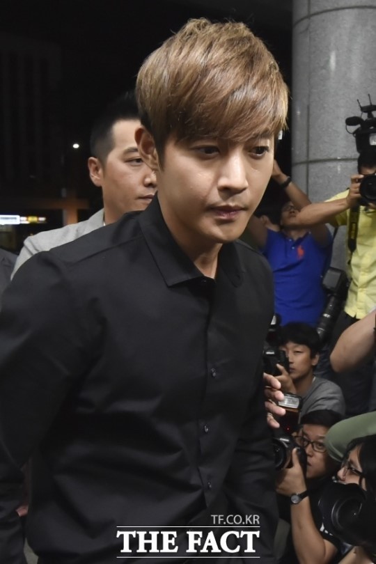 가수 김재중, 전 여자친구와의 이야기 공개...어머니와의 대화로 과거 사랑 회상(77자)
