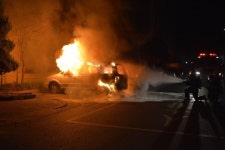 서울 홍제동 지상 주차장서 불…차량 2대 소실