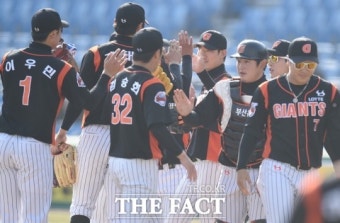 [TF포토] '홈런 세방' 롯데, 한화에 12-0 대파