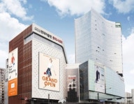 현대백화점 신촌점 앞 도로 갑자기 무너져 차량 전도