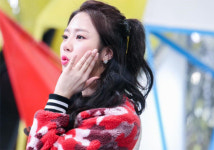 예원, 볼에 손 가져다 대고 츄~