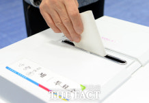 [TF포토] 지역 일꾼 뽑는 소중한 손