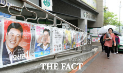 [TF포토] 봄비 내리는 투표소