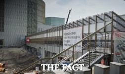 [TF기획] 롯데vs애경 수원 육교 전쟁, 거세지는 네탓 공방