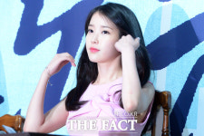 [TF포토] 아이유, 머리만 살짝 만져도 눈 부셔~