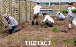 [TF사진관] 인간의 조건3, 새 촬영장 엿보기...농부로 변신한 여섯 남자