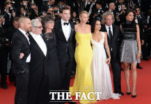 [TF포토] 취재진 사로잡는 매드맥스의 주인공들