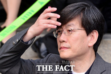 [TF포토] 머리 넘기는 손석희 사장
