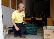 무릎으로 택배 배달하는 남자