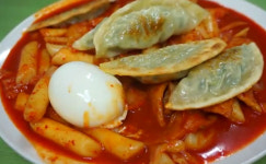 납작만두에 떡볶이 싸먹는 중떡, 드셔보셨나요