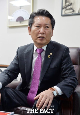 [TF인터뷰] 정청래 의원, “국정교과서는 국가에서 만든 신발만 신으라는 것